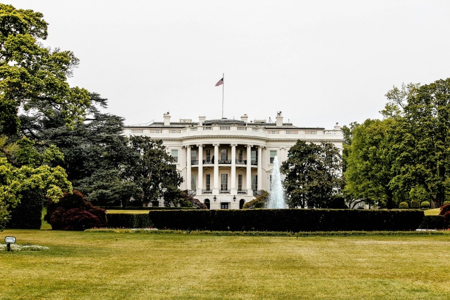 The US White House with an expanse of grass in front of it.